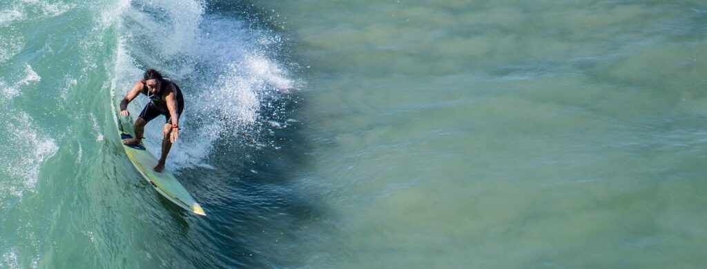 Un surfer sur la vague du flow